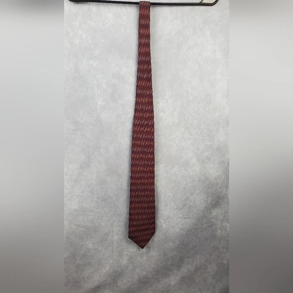 DKNY Men’s Silk Tie Burgundy Geometric‎ pattern